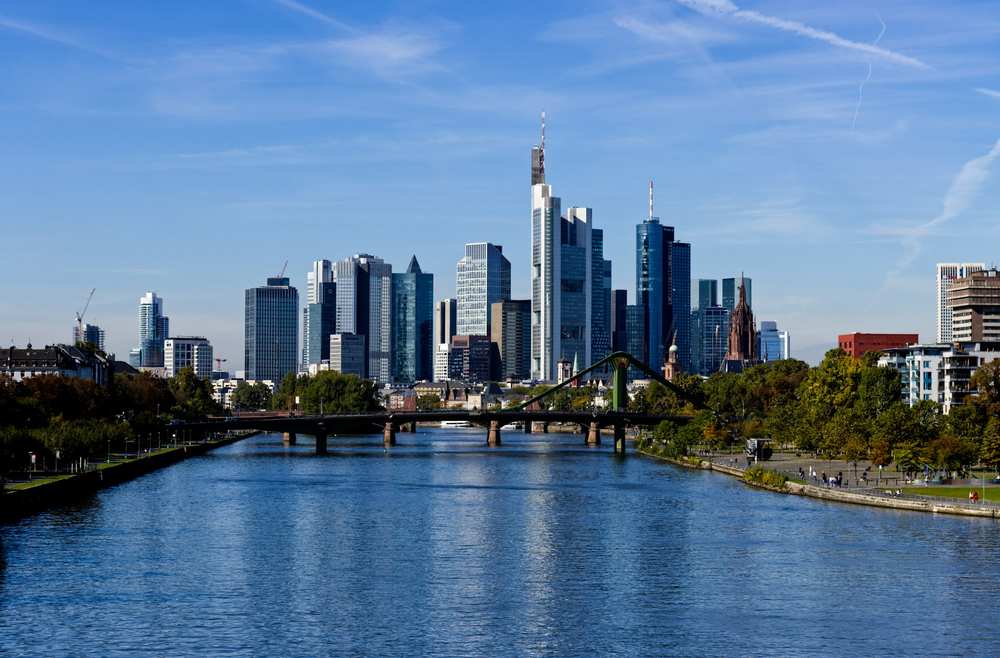 Blick über den Main auf die Frankfurter Innenstadt