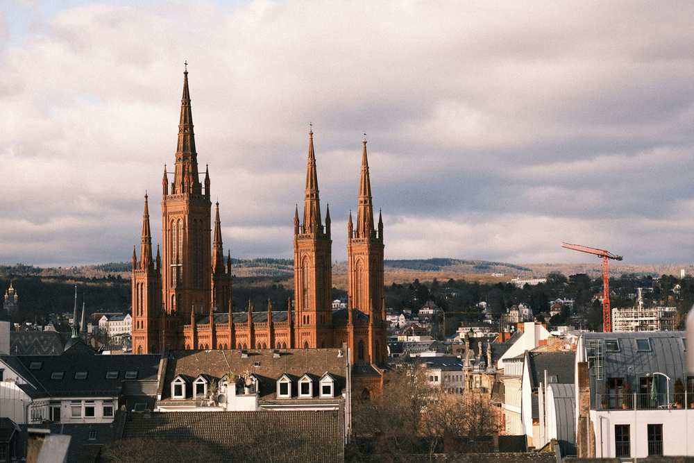 Die Marktkirche über den Dächern der Wiesbadener Innenstadt